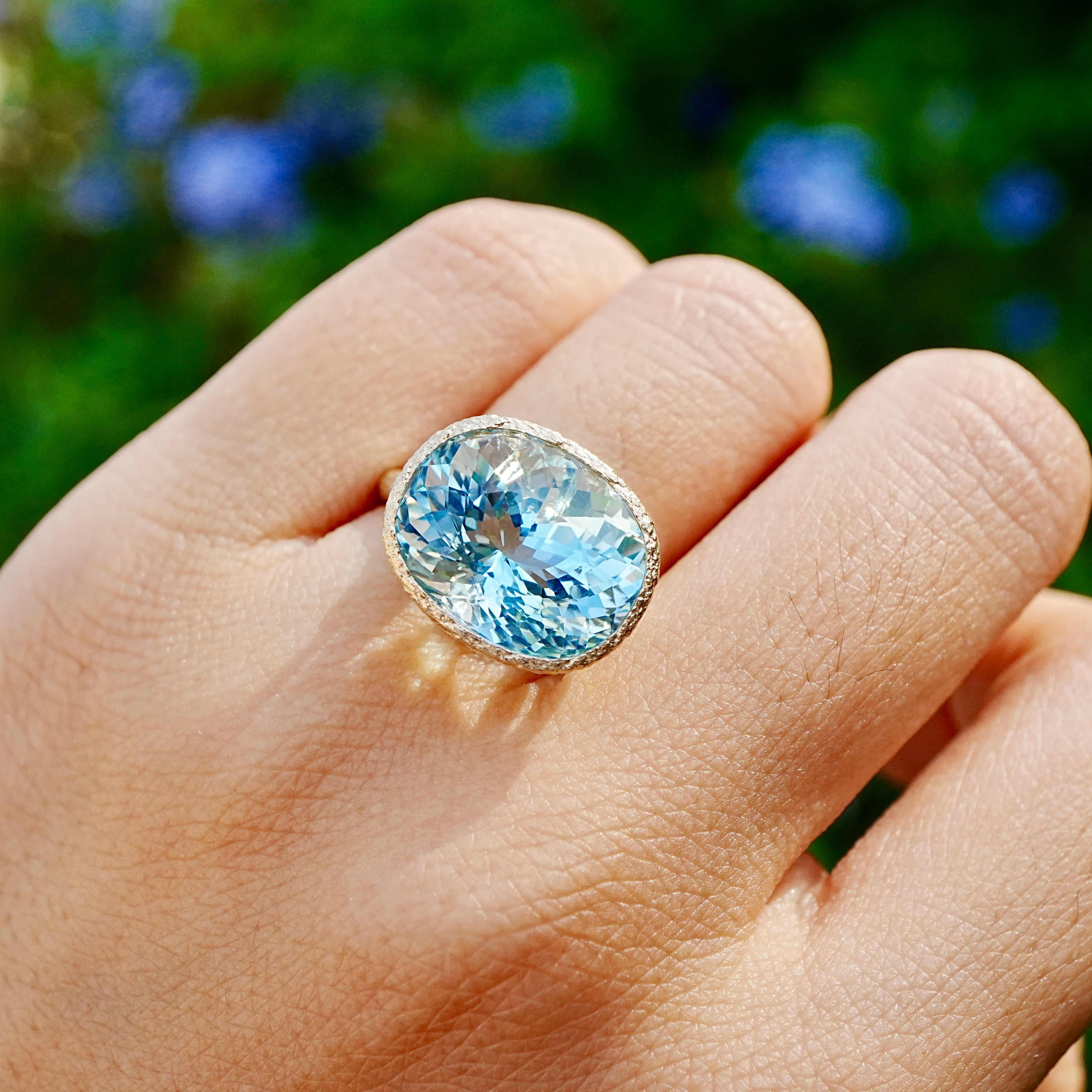Aria Arch 8.53 ct AIGS Certified Natural Aquamarine East-West Ring (One-of-a-Kind)