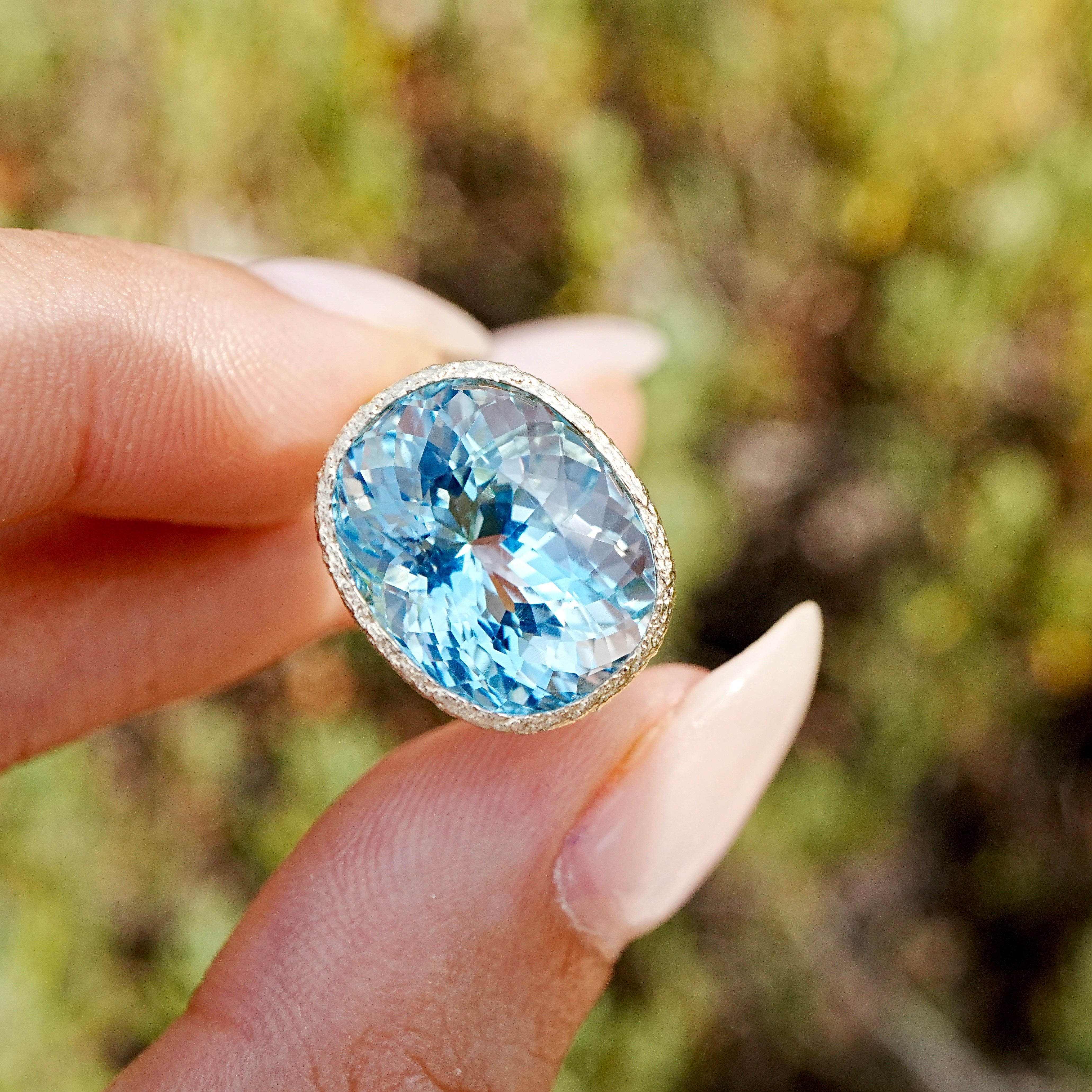 Aria Arch 8.53 ct AIGS Certified Natural Aquamarine East-West Ring (One-of-a-Kind)