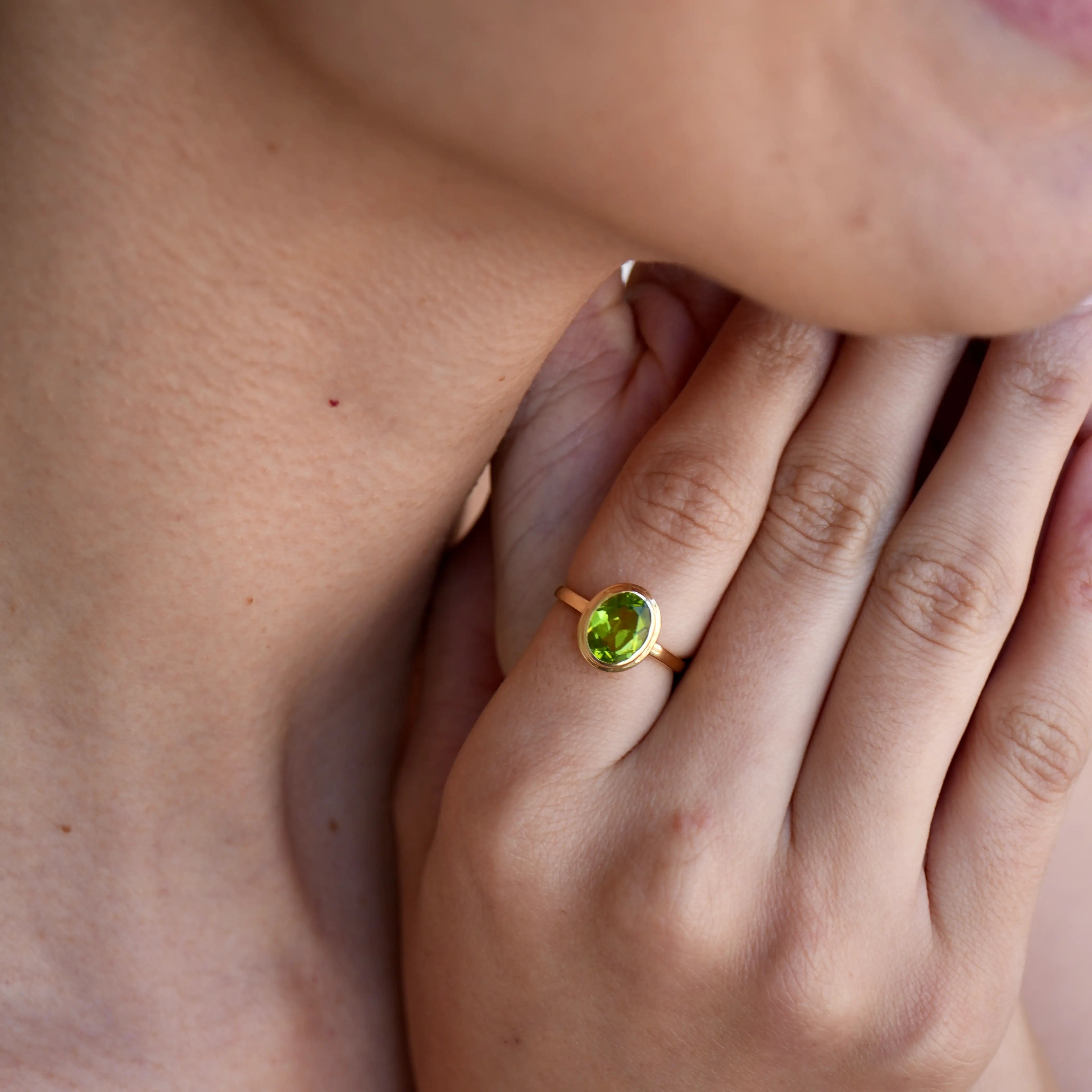 Kai 14k Gold Bella North-South Natural 2.0ctw Oval Peridot Ring