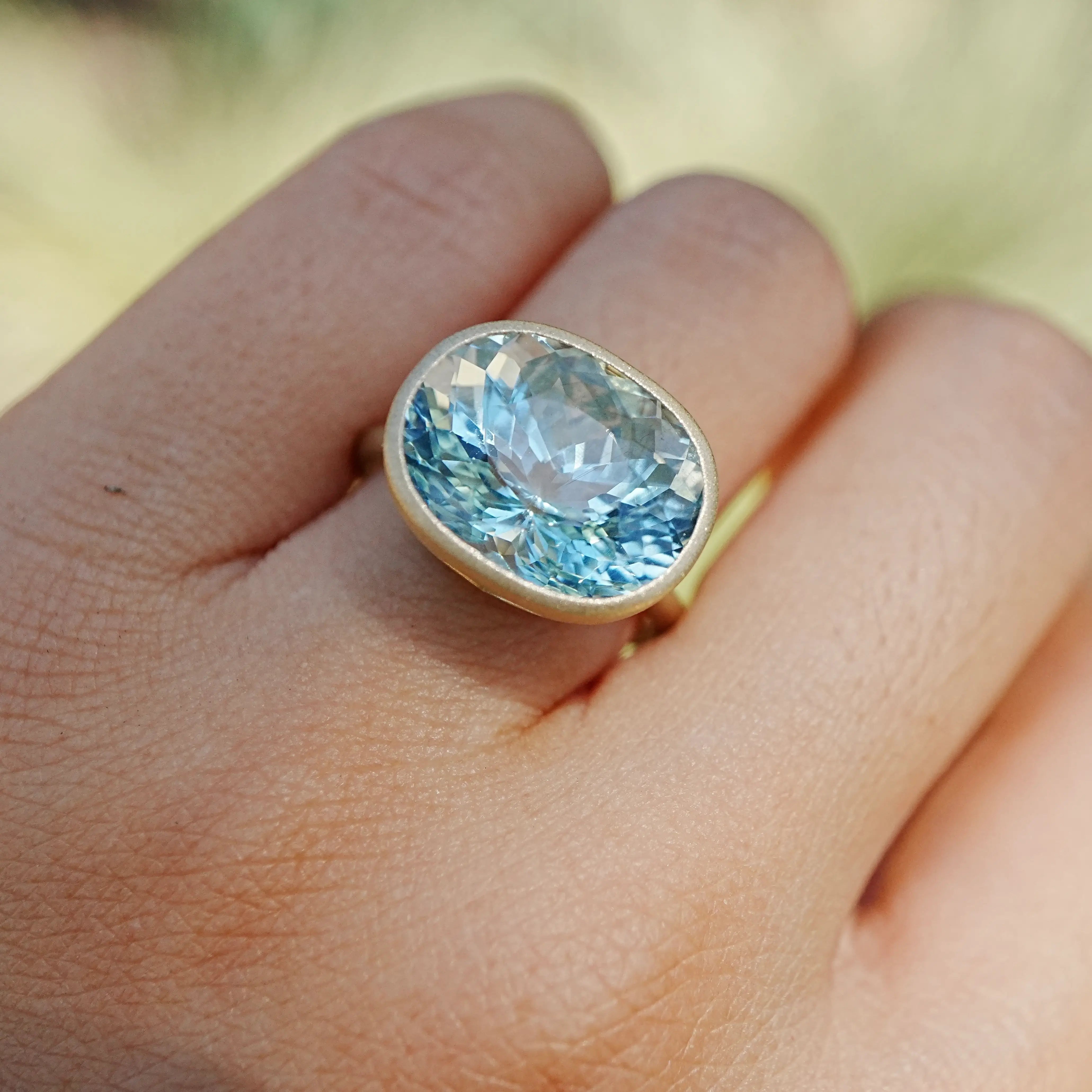 kai fine jewelry Aria Arch 8.57 ct AIGS Certified Aquamarine East-West Ring in 14k yellow gold size 7 (One-of-a-Kind)