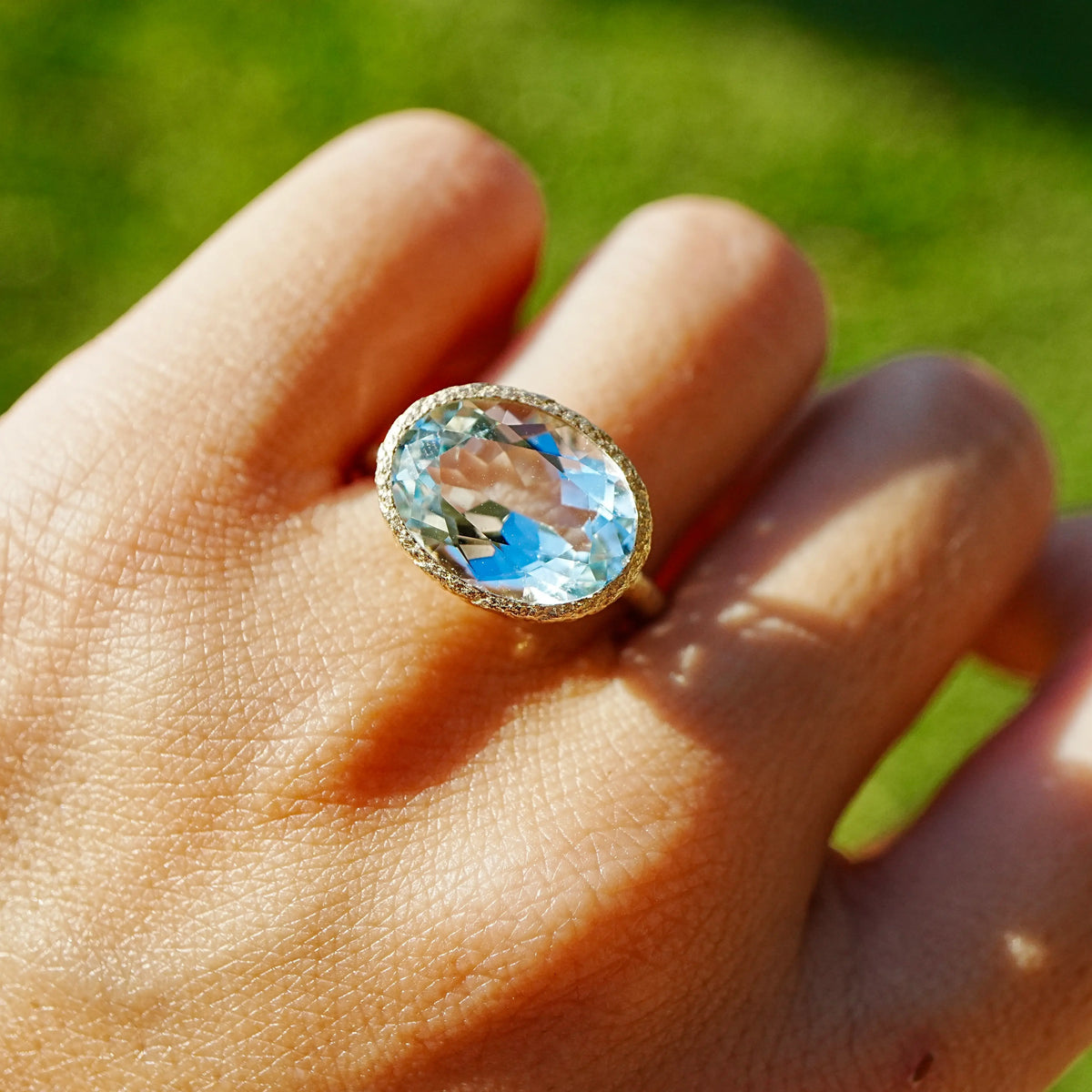 Aria Arch 5.09 ct AIGS Certified Natural Aquamarine East-West Ring (One-of-a-Kind)