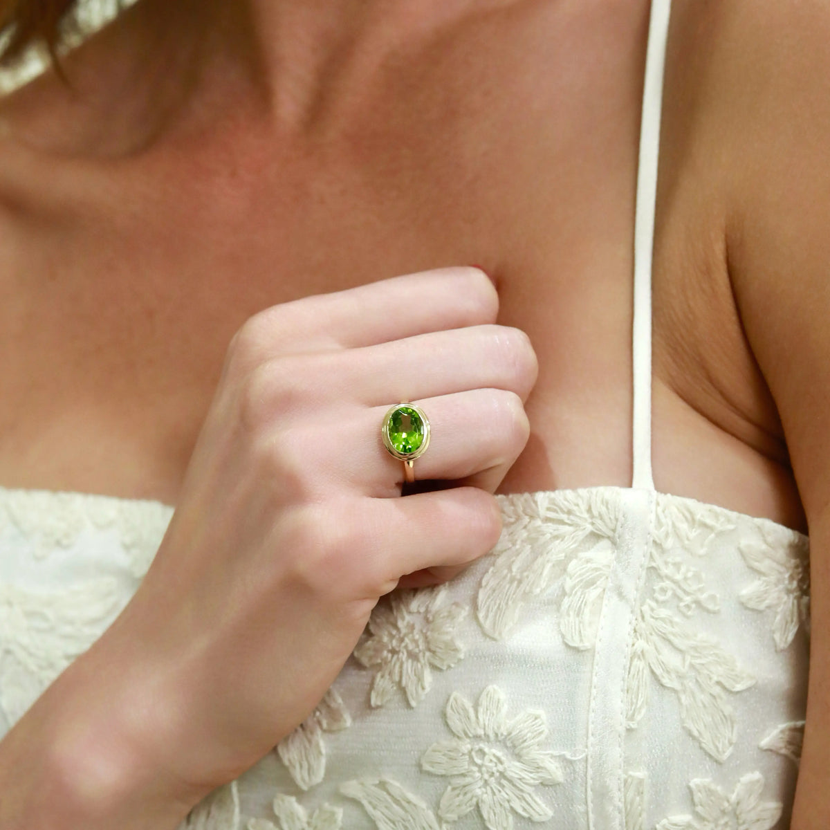 Kai 14k Gold Bella East-West Natural 2.0ctw Oval Peridot Ring