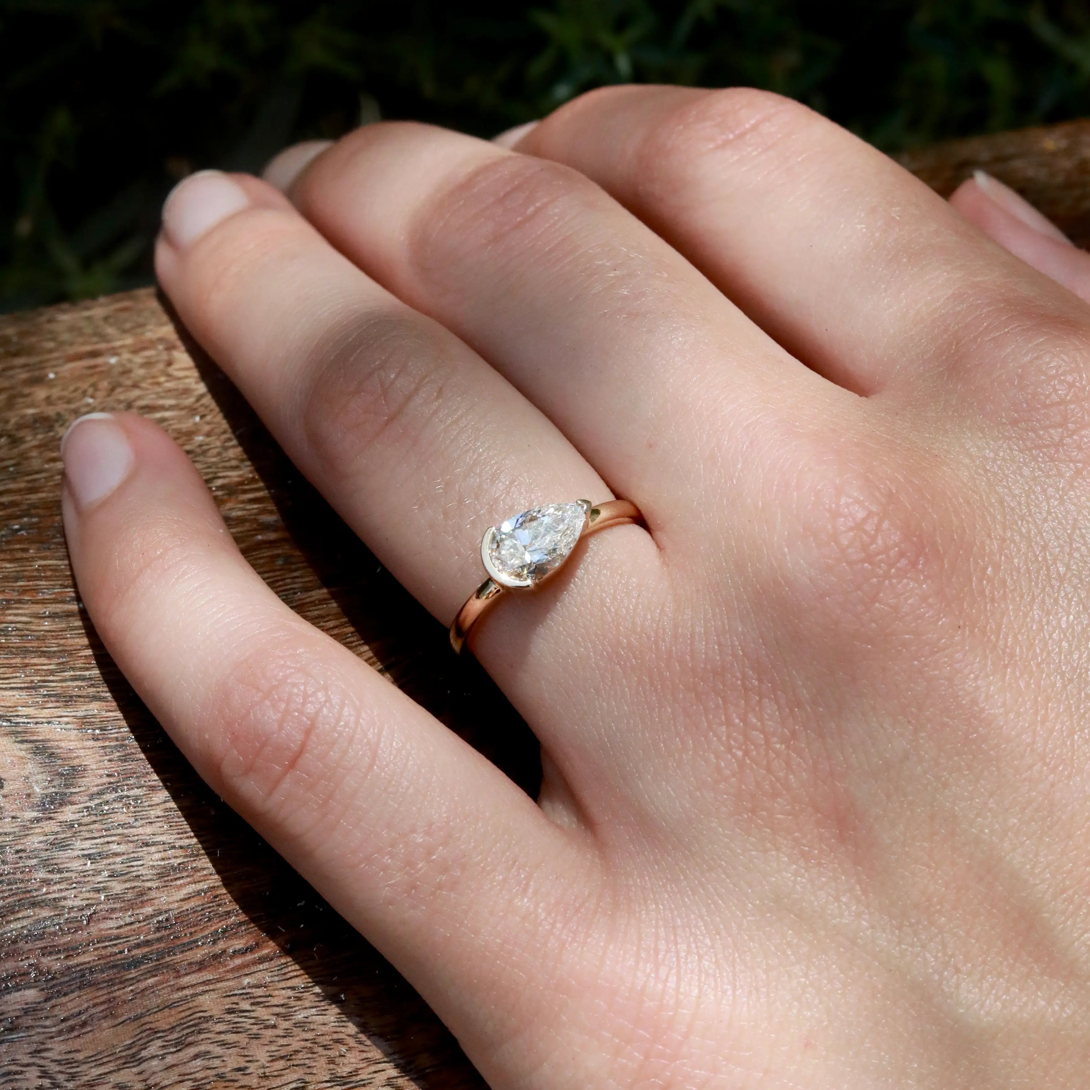 1.0 2.0 3.0 CT Pear Lab Grown Diamond East-West Ring 14k yellow gold 