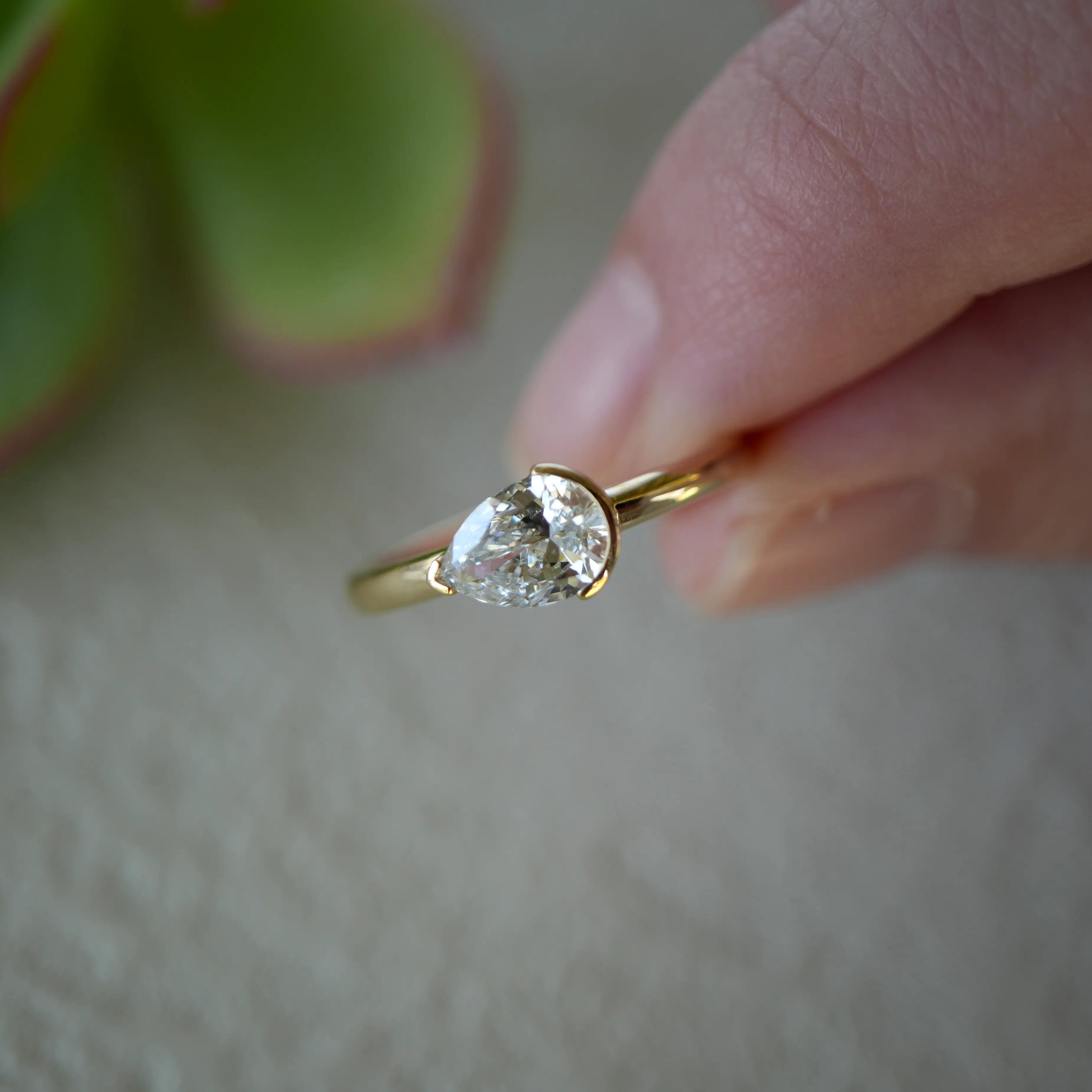 1.0 2.0 3.0 CT Pear Lab Grown Diamond East-West Ring 14k yellow gold 