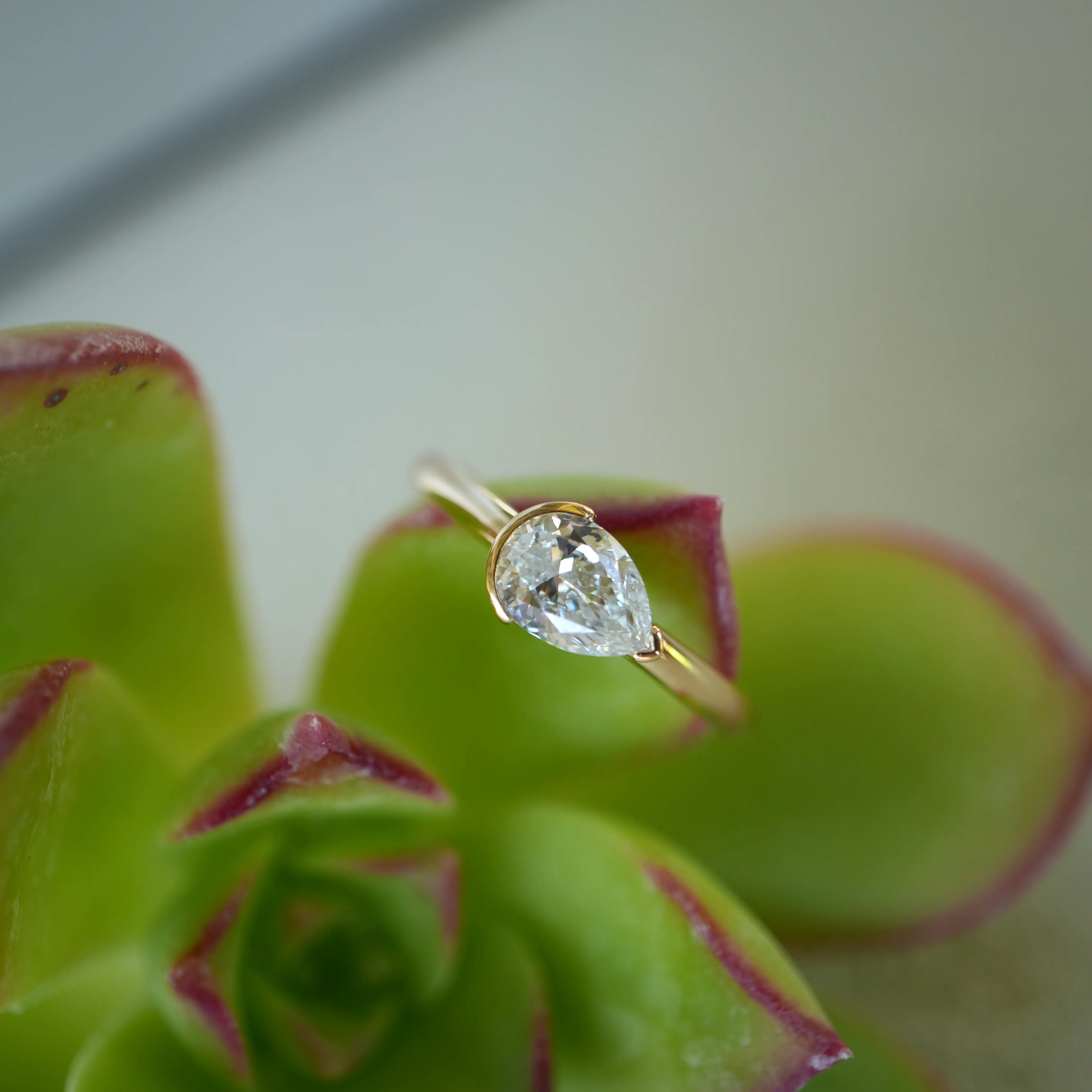 1.0 2.0 3.0 CT Pear Lab Grown Diamond East-West Ring 14k yellow gold 