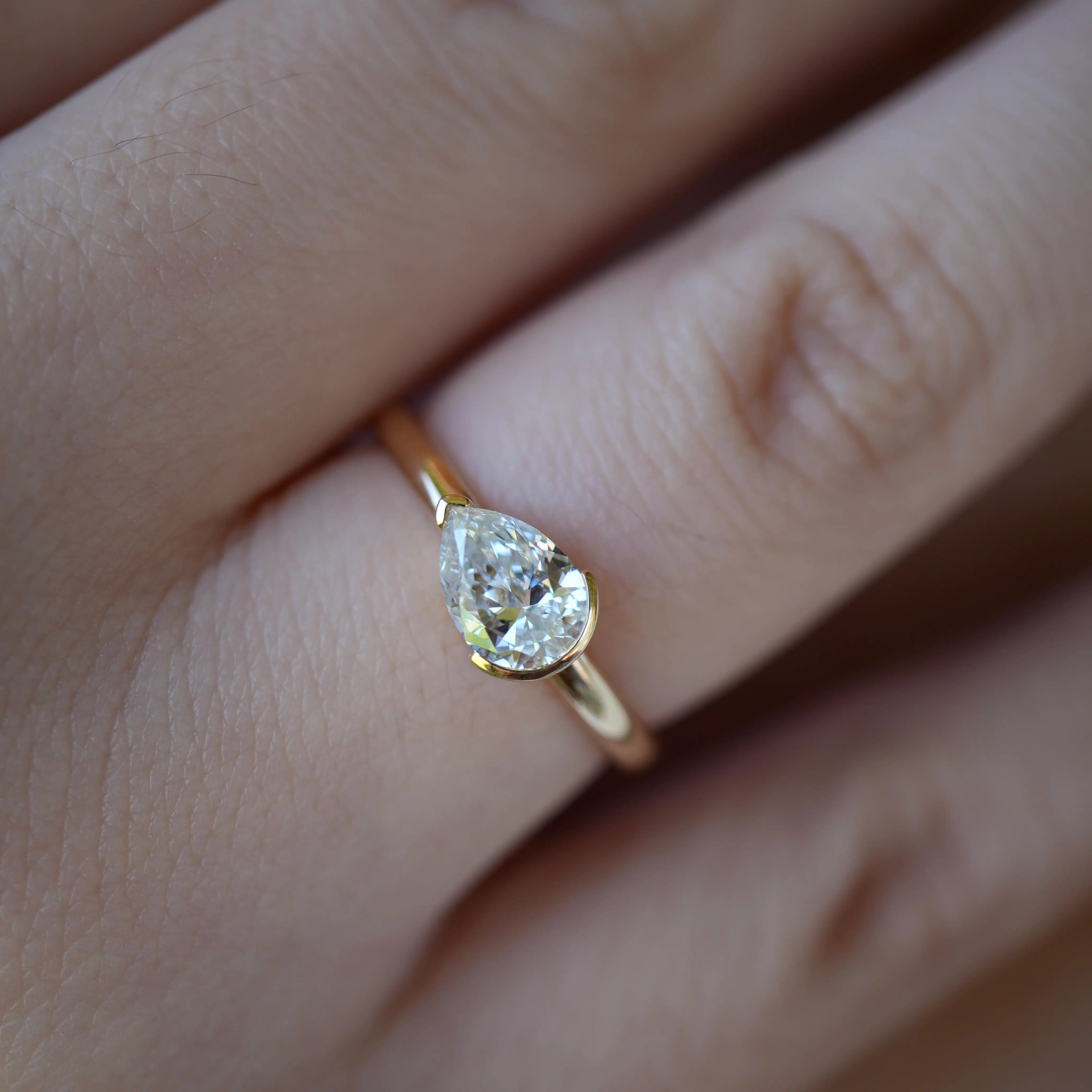 1.0 2.0 3.0 CT Pear Lab Grown Diamond East-West Ring 14k yellow gold 