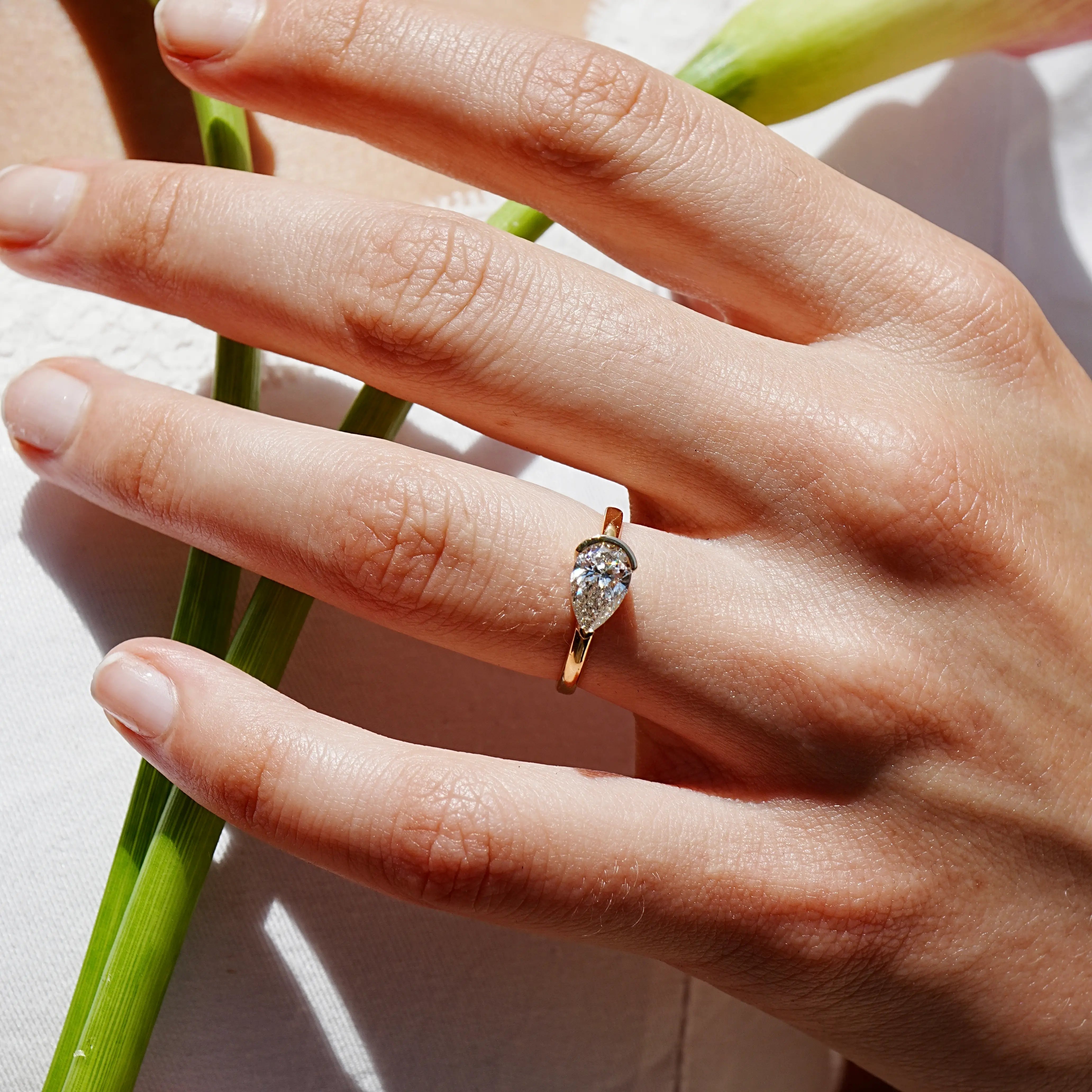 1.0 2.0 3.0 CT Pear Lab Grown Diamond East-West Ring 14k yellow gold 