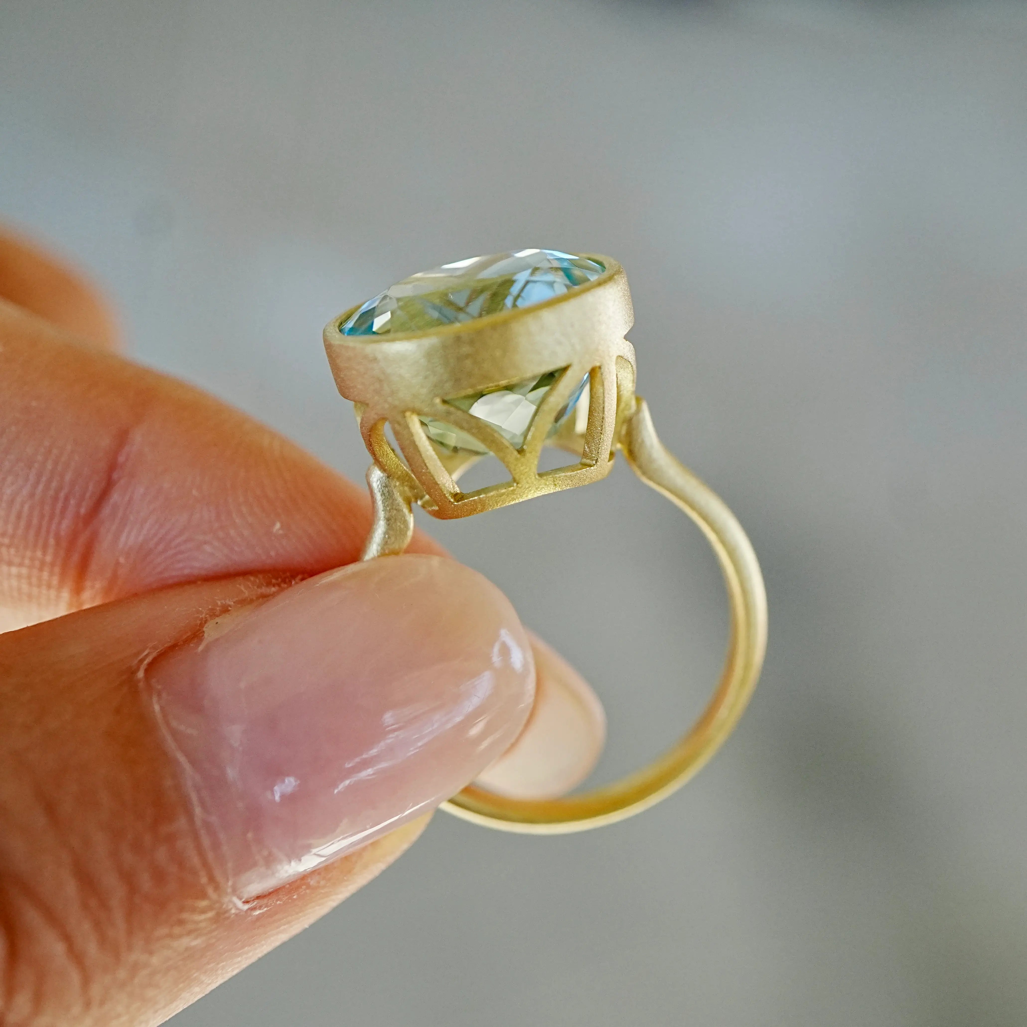 kai fine jewelry One-of-a-Kind 6.83ct Aria Arch Guild Certified Santa Maria Aquamarine East-West Ring in 14k gold