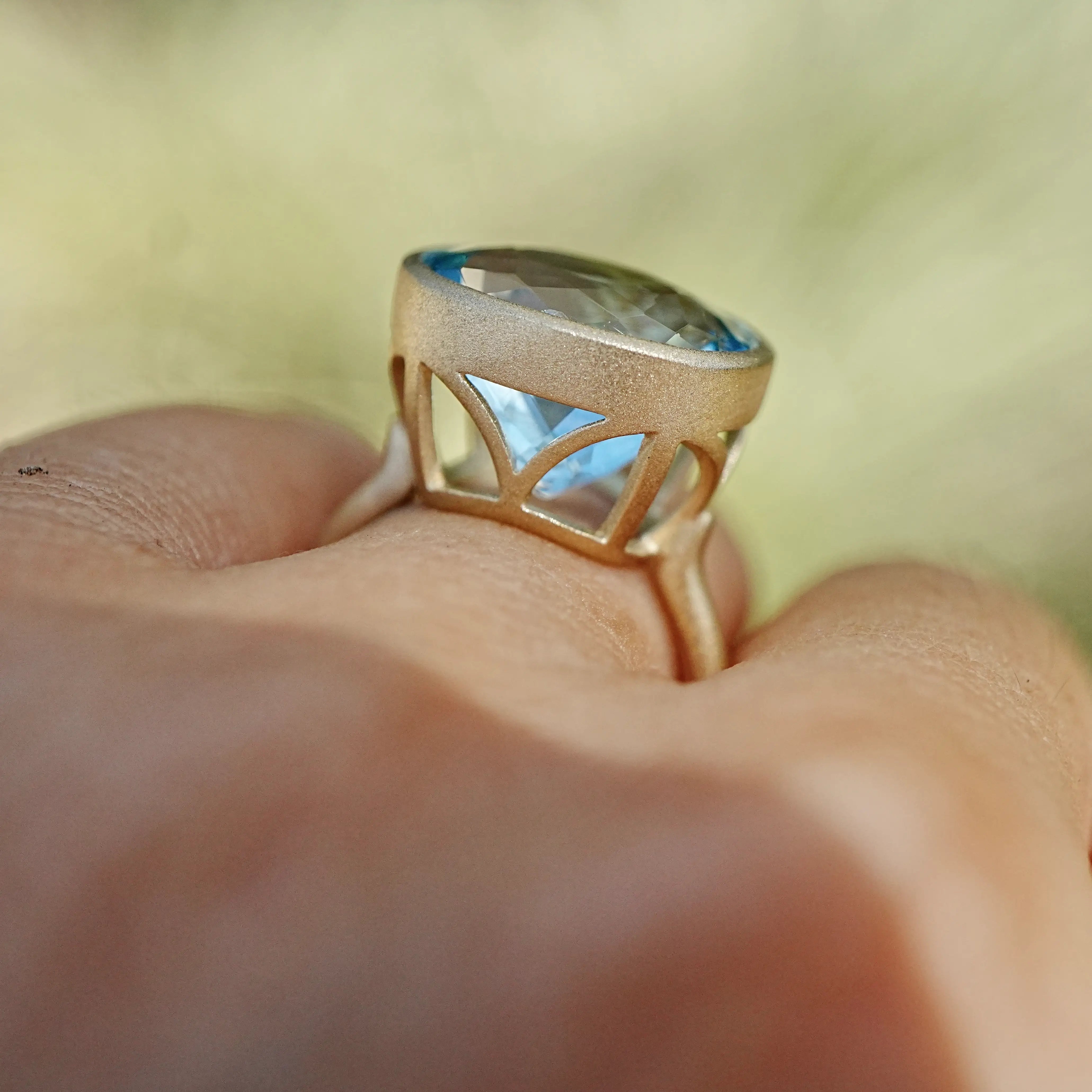 kai fine jewelry Aria Arch 8.57 ct AIGS Certified Aquamarine East-West Ring in 14k yellow gold size 7 (One-of-a-Kind)