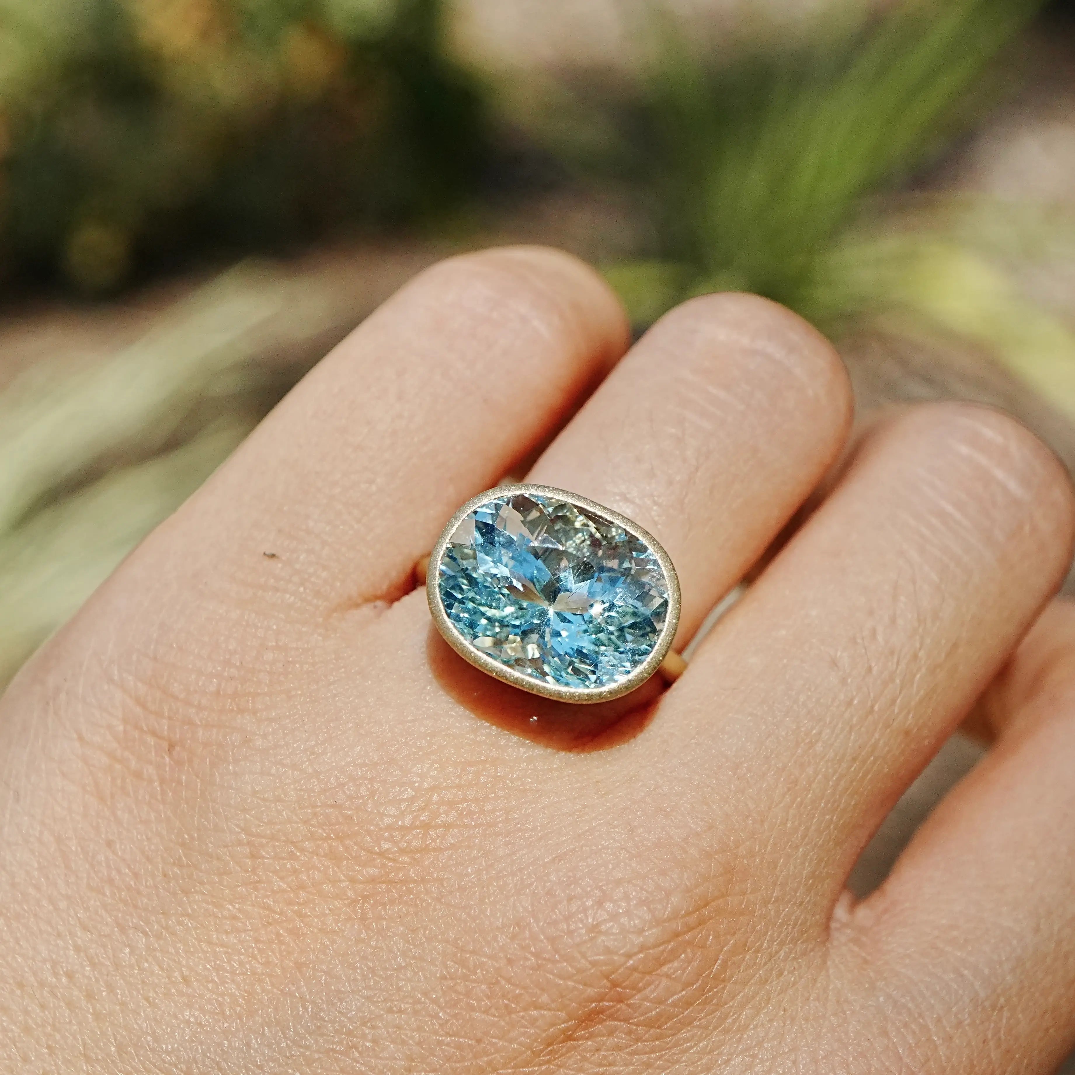kai fine jewelry Aria Arch 8.57 ct AIGS Certified Aquamarine East-West Ring in 14k yellow gold size 7 (One-of-a-Kind)