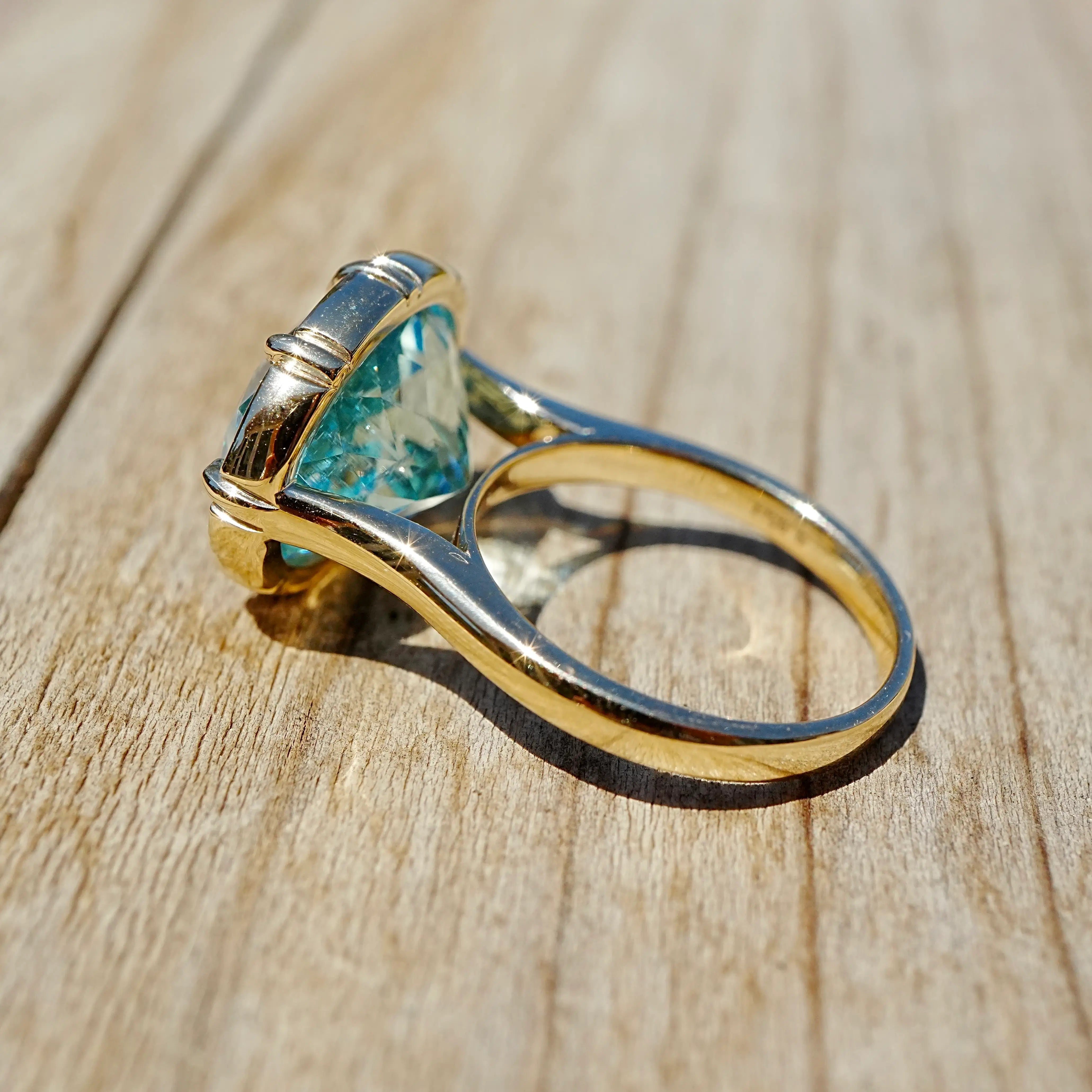 14k yellow gold Aurea AIGS Certified 9.93 ct Santa Maria Aquamarine East-West Ring