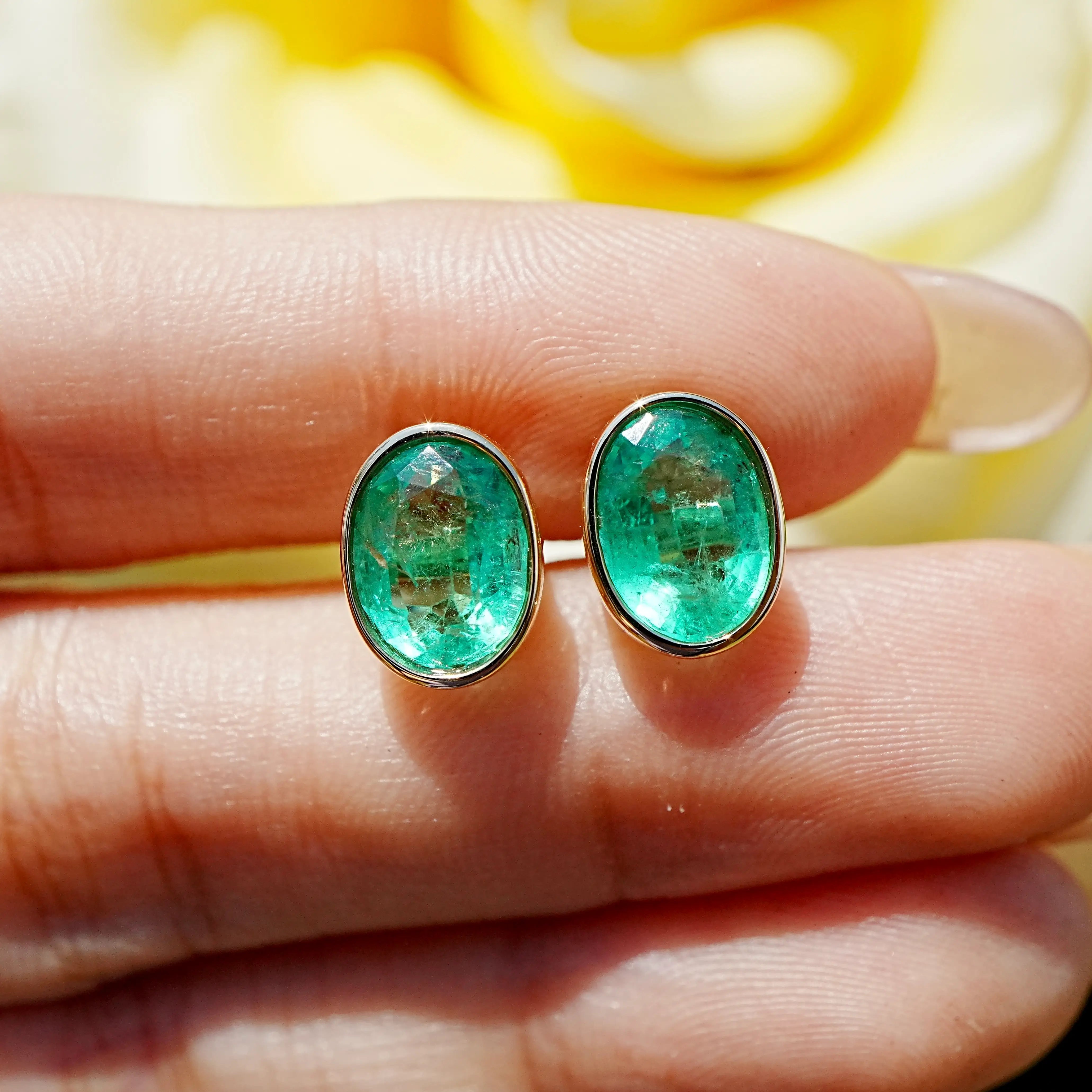 Aria Arch 3.26 ctw Natural Oval Emerald Stud Earrings (One-of-a-Kind)