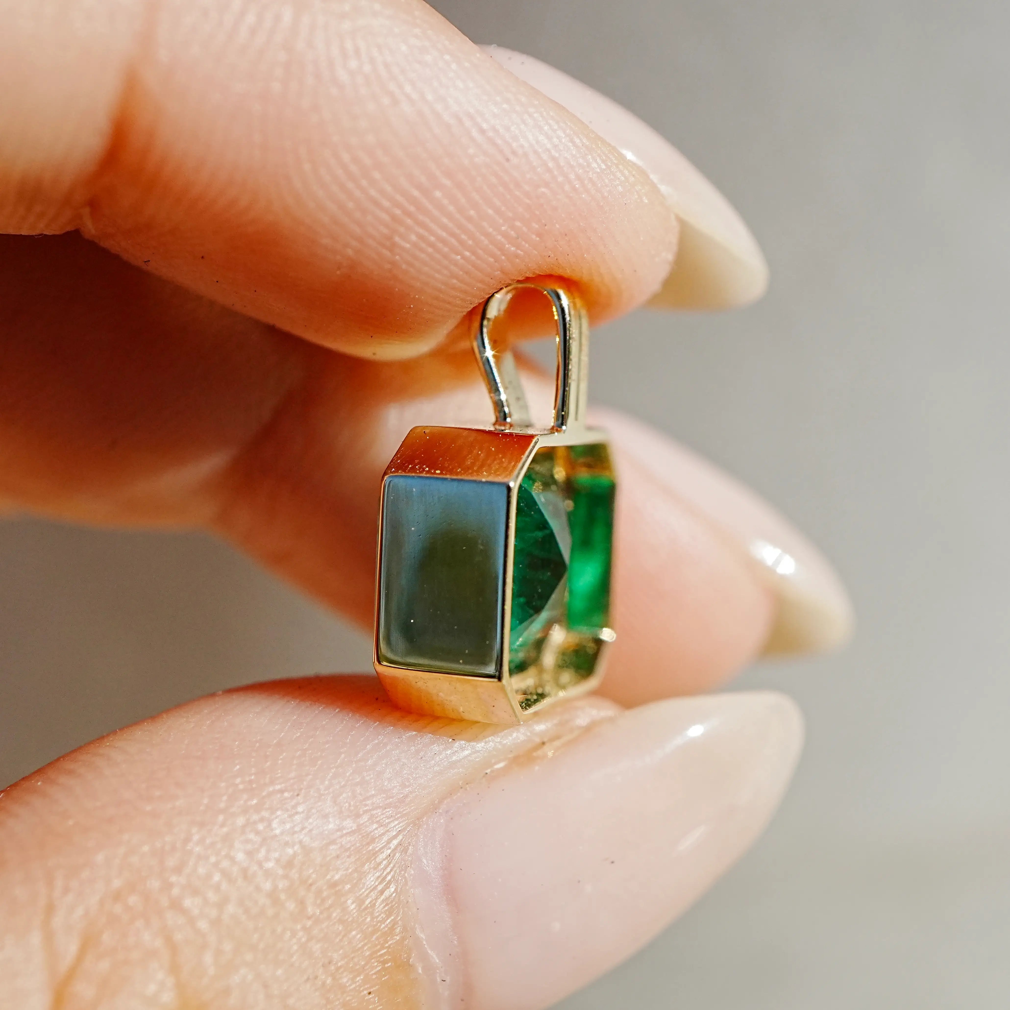 Vivid Glance 5.12ct Natural Emerald Diamond Lock Paperclip Chain Necklace (One-of-a-Kind)