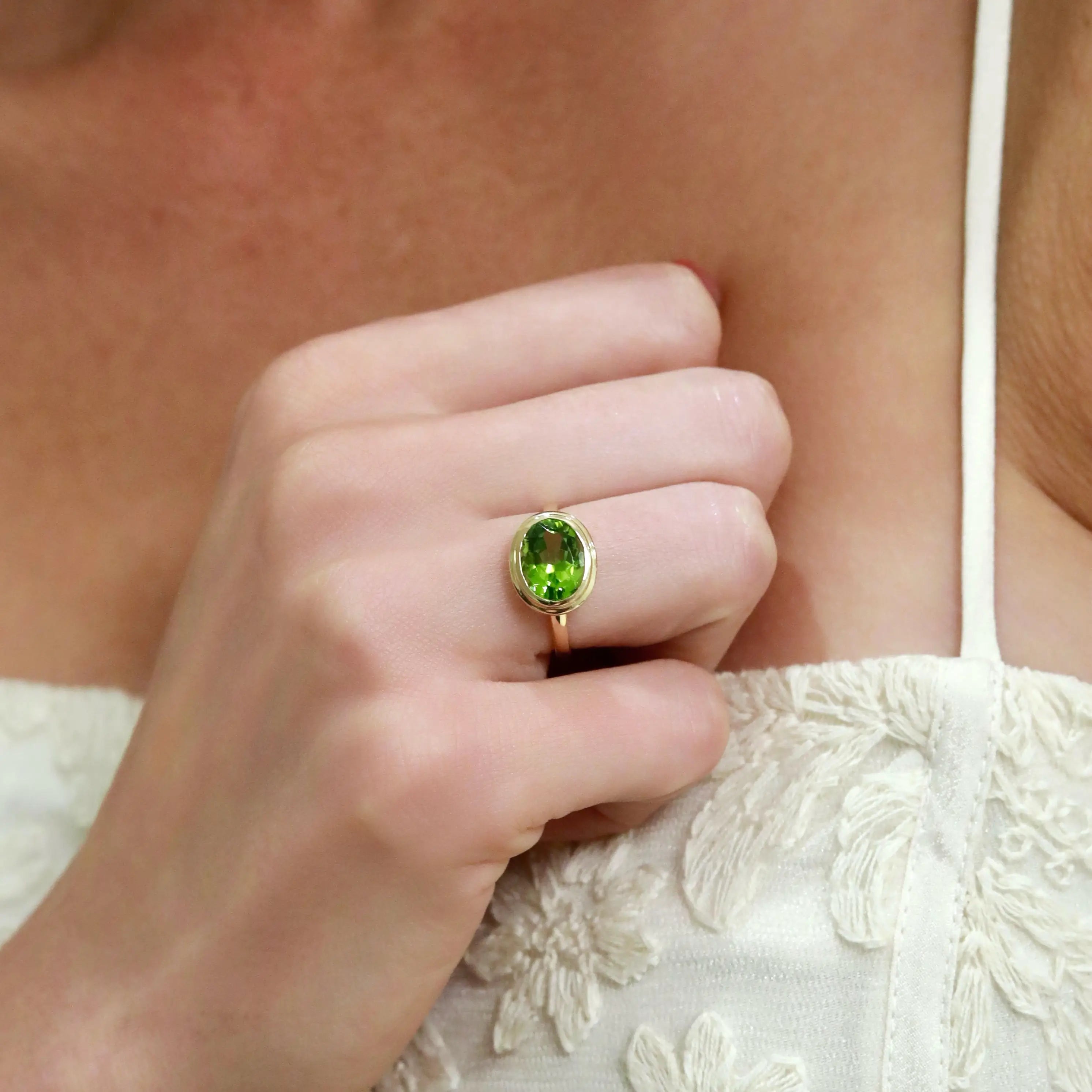 Kai 14k Gold Bella East-West Natural 2.0ctw Oval Peridot Ring